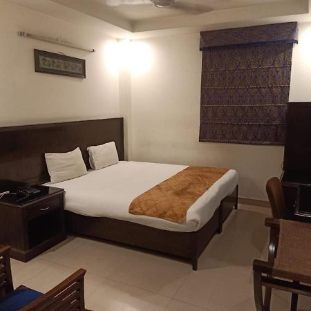 Hotel Clark Heights New Delhi Exteriör bild