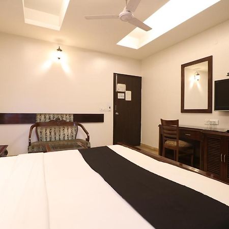 Hotel Clark Heights New Delhi Exteriör bild