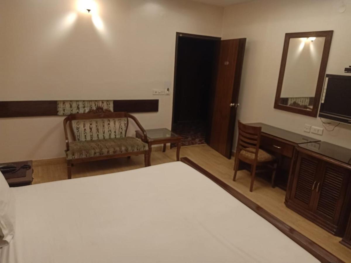Hotel Clark Heights New Delhi Exteriör bild