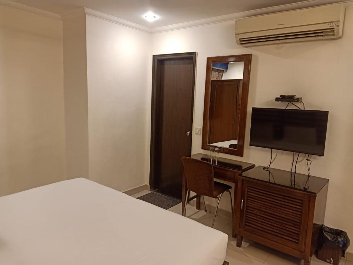 Hotel Clark Heights New Delhi Exteriör bild