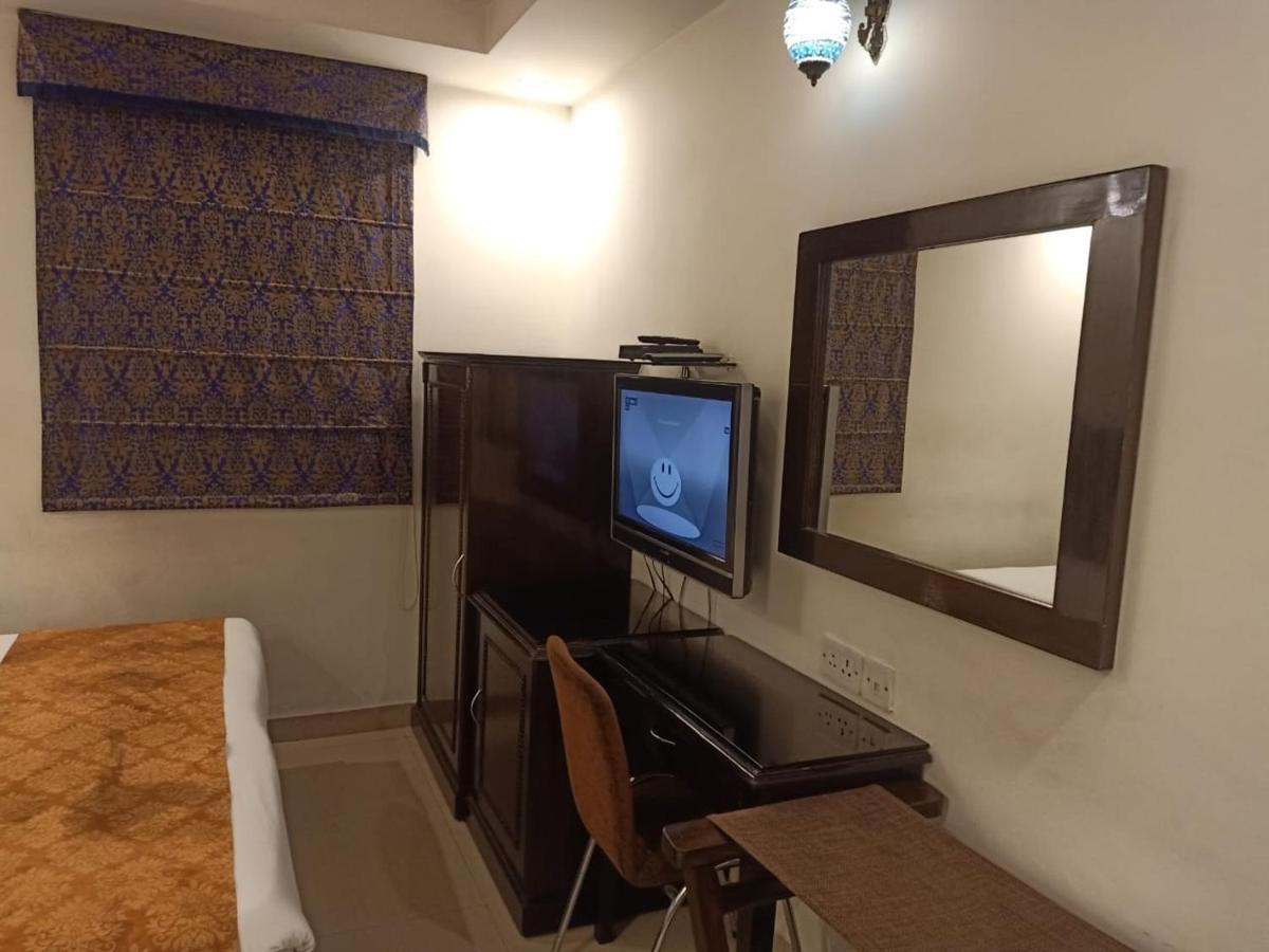 Hotel Clark Heights New Delhi Exteriör bild