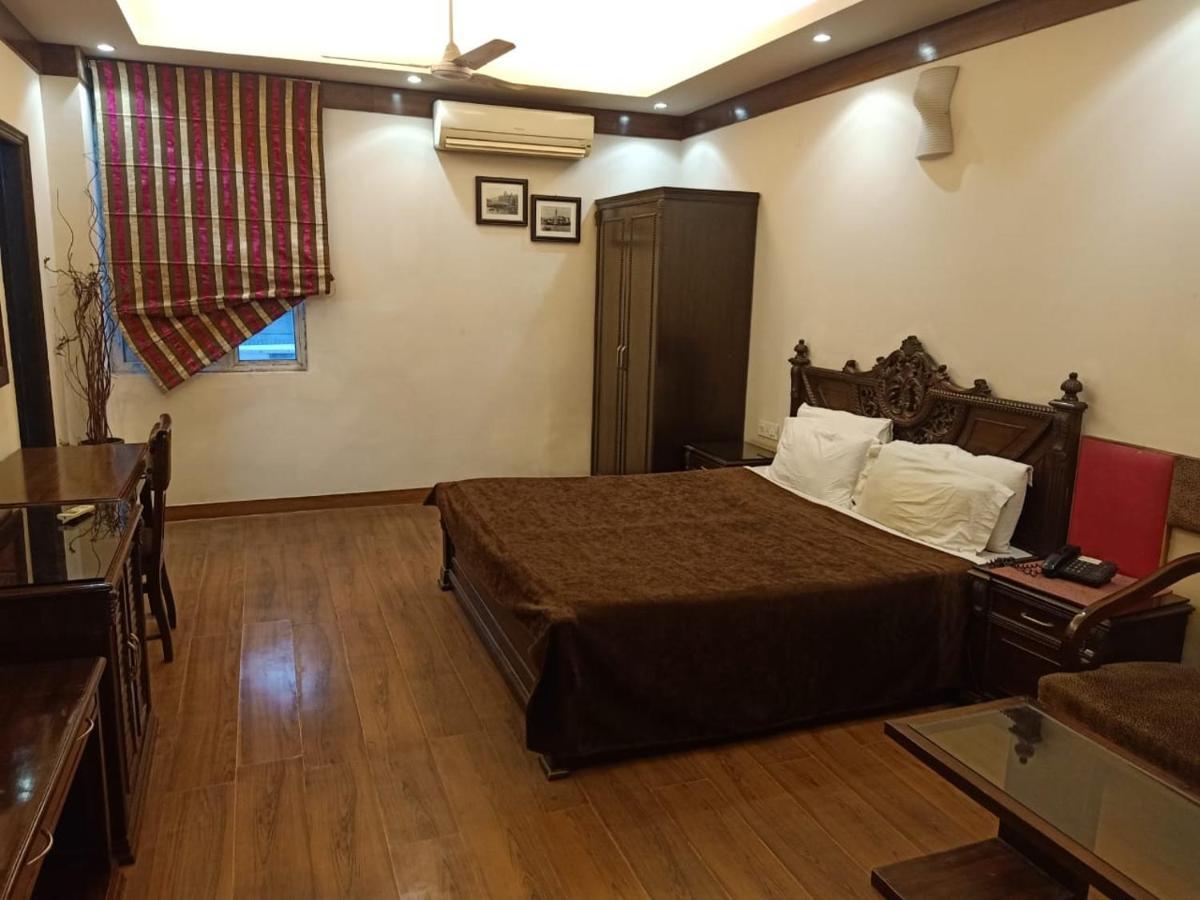 Hotel Clark Heights New Delhi Exteriör bild