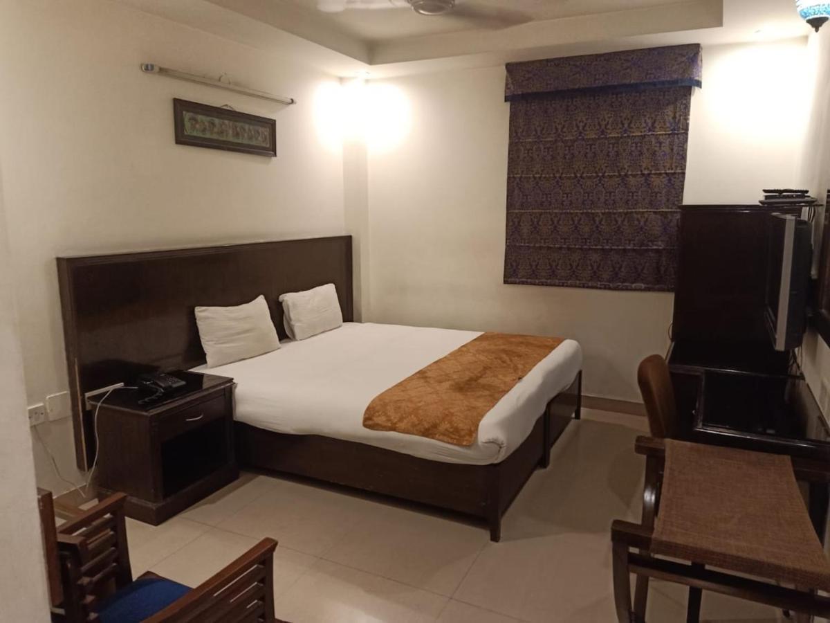 Hotel Clark Heights New Delhi Exteriör bild