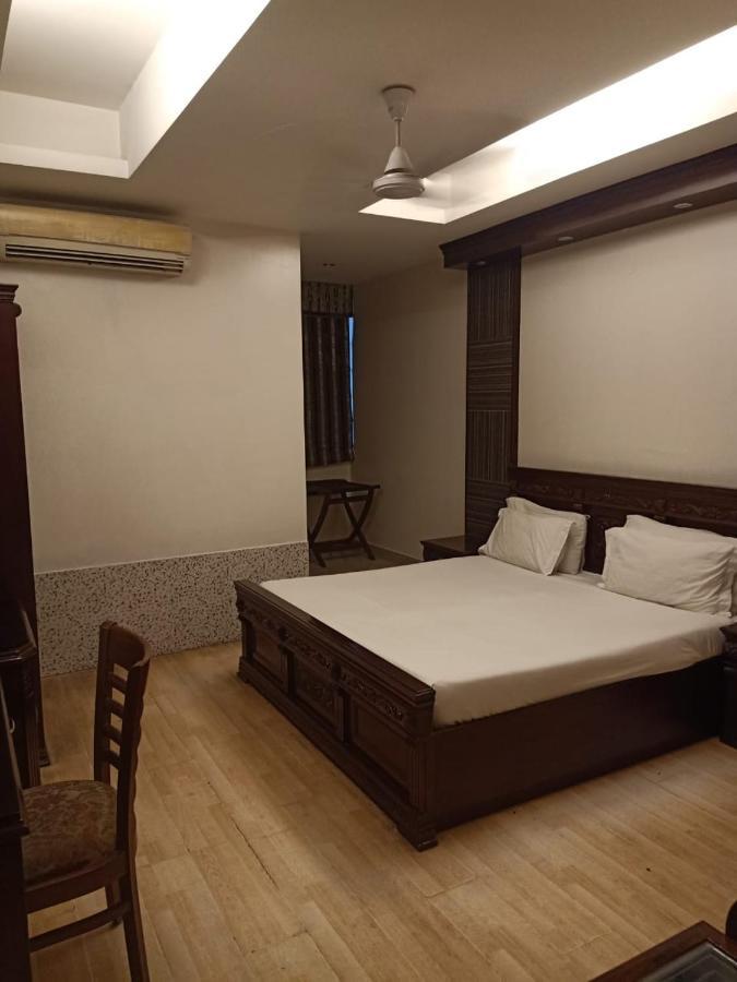 Hotel Clark Heights New Delhi Exteriör bild