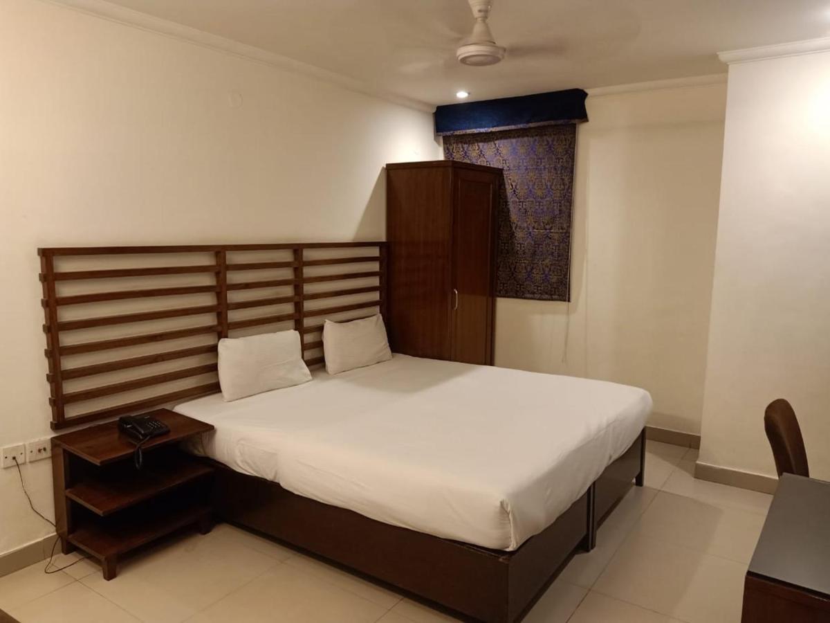 Hotel Clark Heights New Delhi Exteriör bild