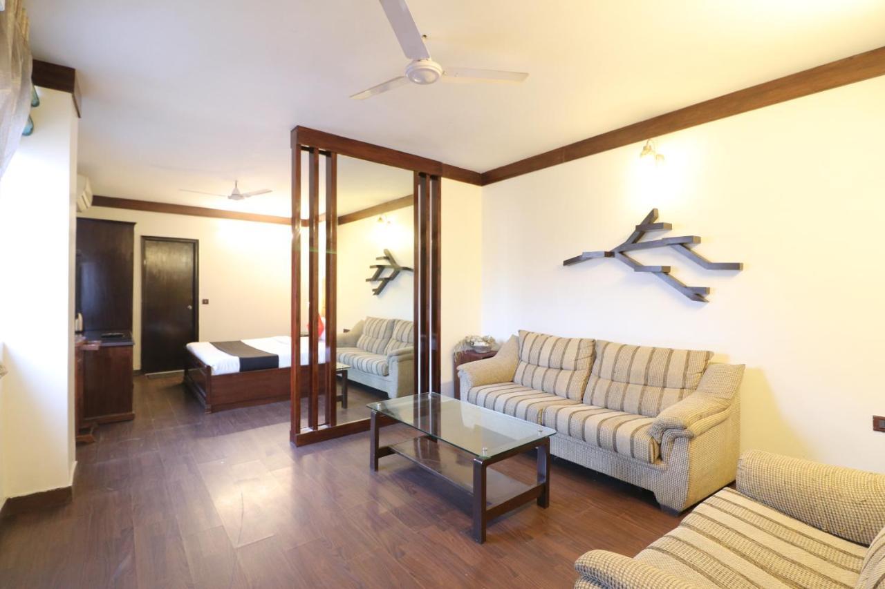 Hotel Clark Heights New Delhi Exteriör bild