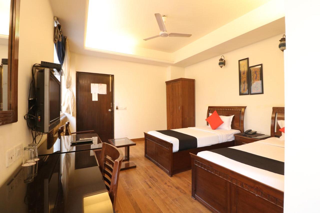 Hotel Clark Heights New Delhi Exteriör bild