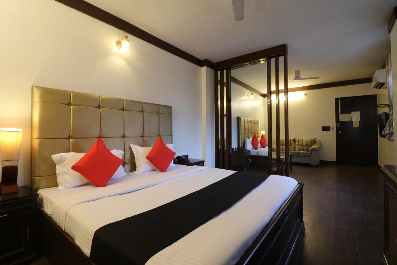Hotel Clark Heights New Delhi Exteriör bild