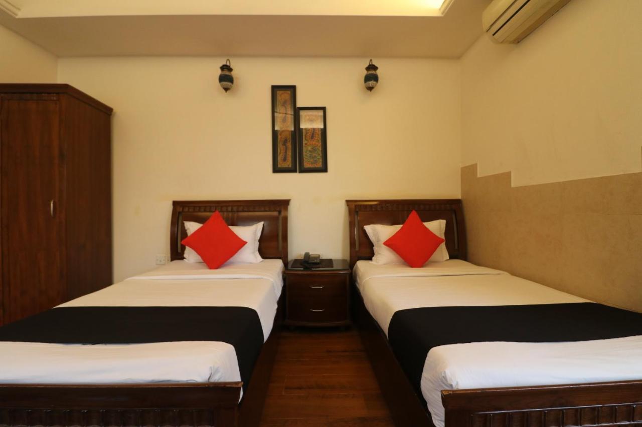 Hotel Clark Heights New Delhi Exteriör bild