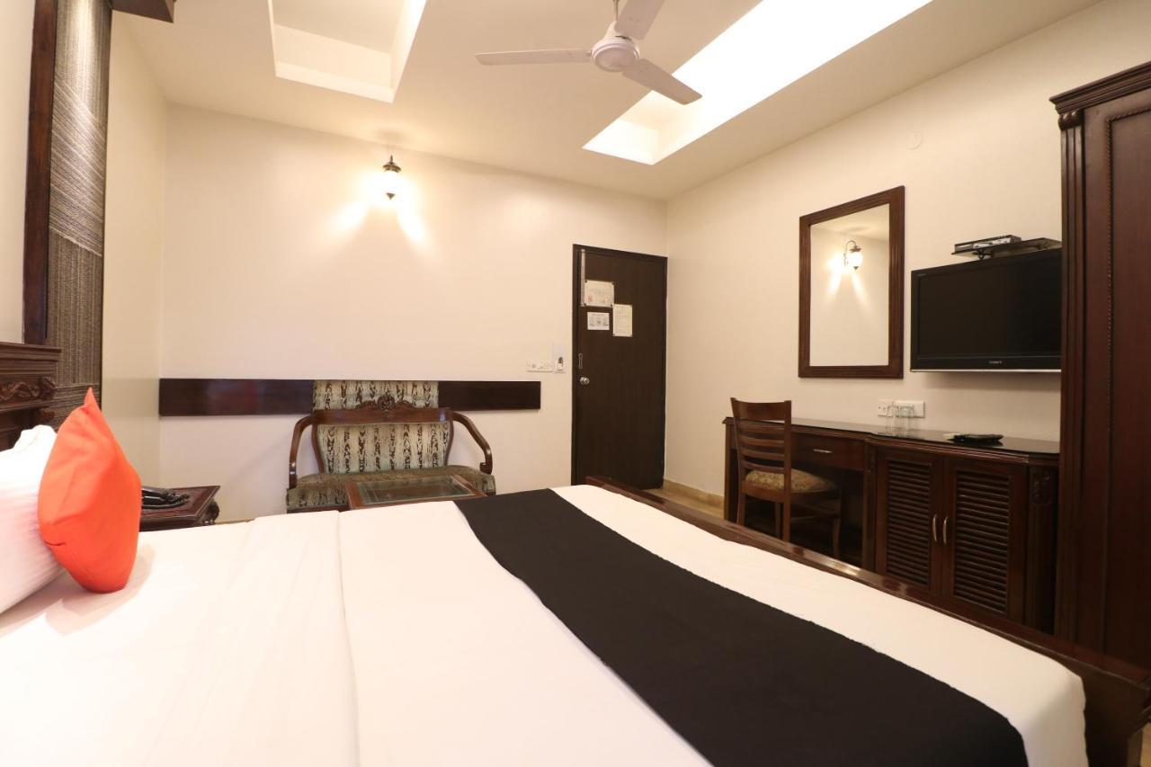 Hotel Clark Heights New Delhi Exteriör bild