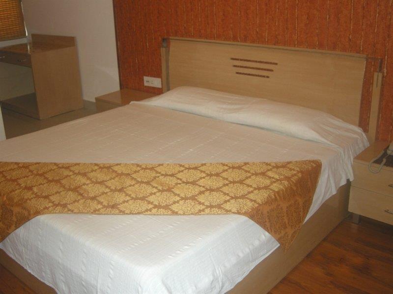 Hotel Clark Heights New Delhi Exteriör bild