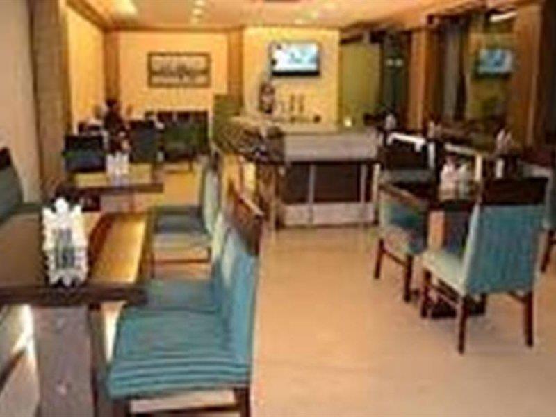 Hotel Clark Heights New Delhi Exteriör bild