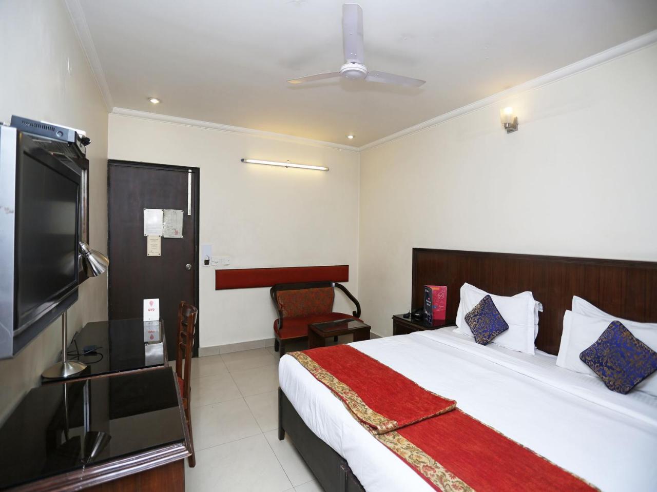 Hotel Clark Heights New Delhi Exteriör bild