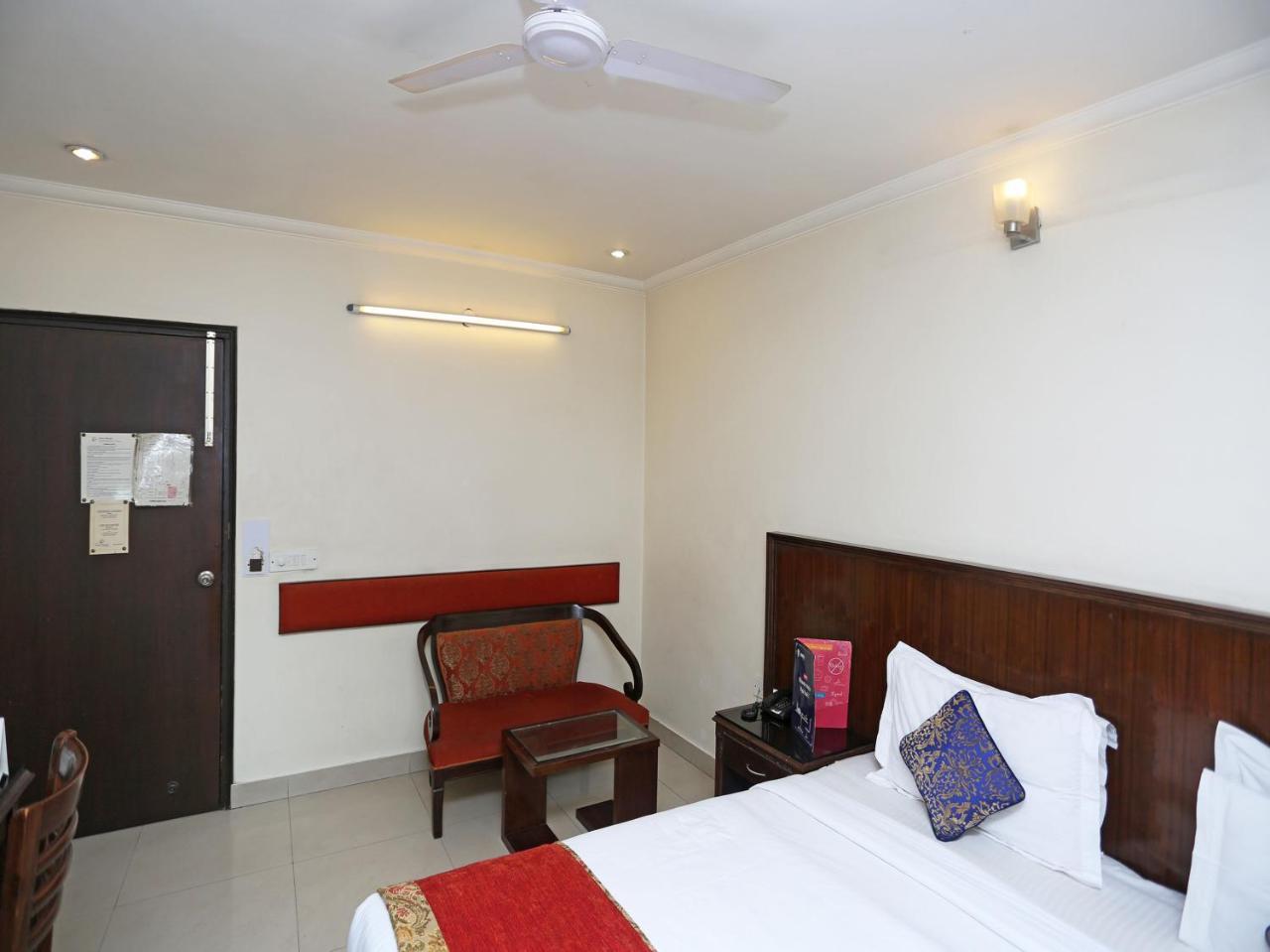 Hotel Clark Heights New Delhi Exteriör bild