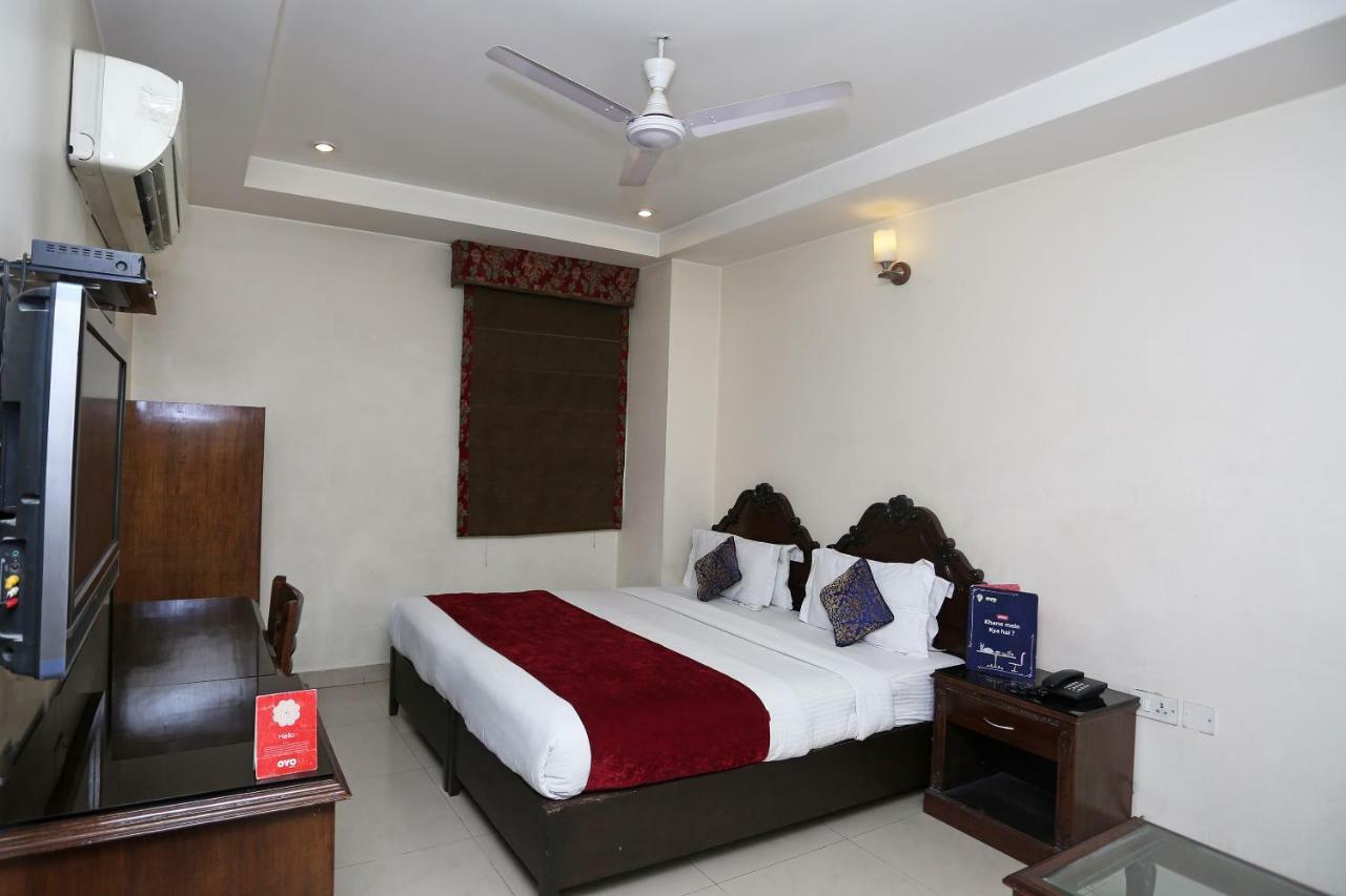 Hotel Clark Heights New Delhi Exteriör bild