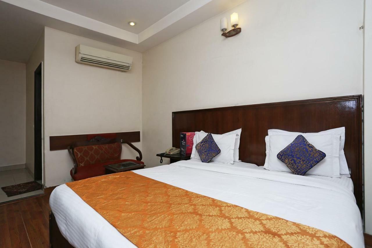 Hotel Clark Heights New Delhi Exteriör bild
