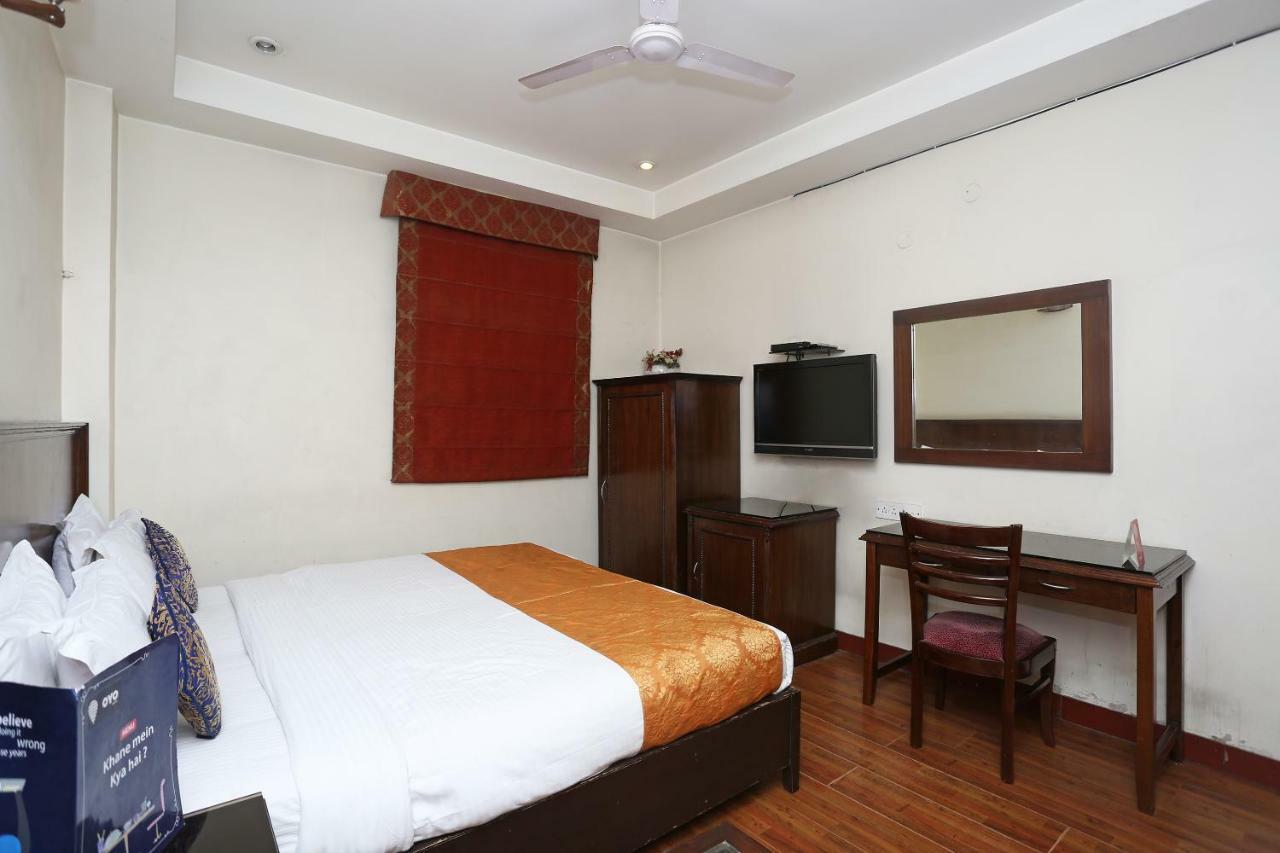 Hotel Clark Heights New Delhi Exteriör bild