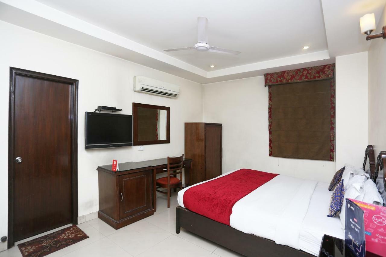 Hotel Clark Heights New Delhi Exteriör bild